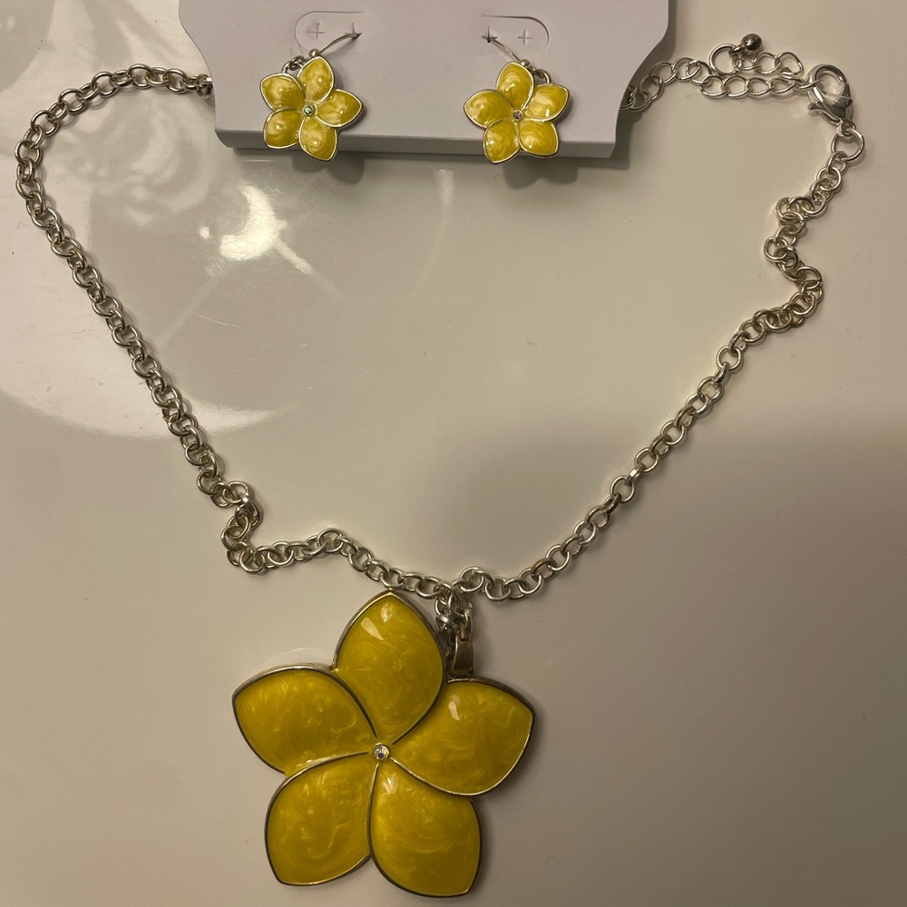 New Signature NYC silver flower necklace set